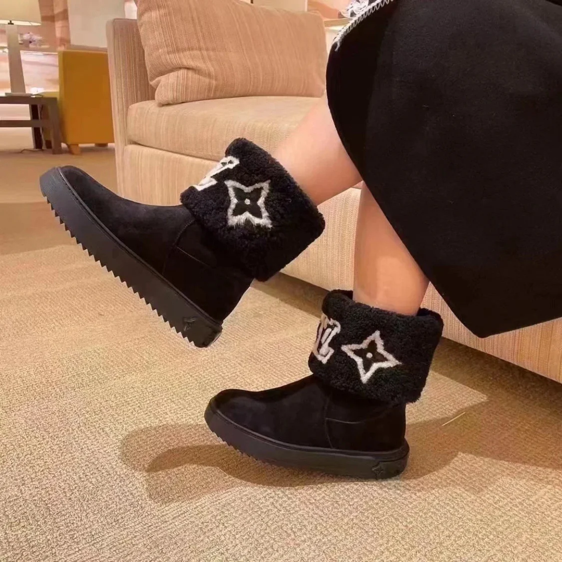 Новинка осенне-зимней коллекции LV 2022 — Снежные сапоги из натуральной овчины — Черные