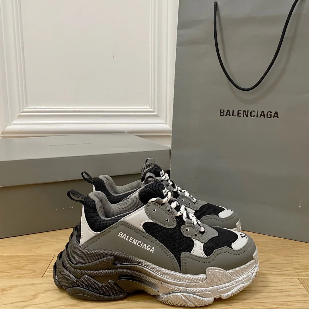 Balenciaga Весна/Лето 2022: Новые цвета - Тройные модели - Массивные туфли на платформе - Унисекс - Серый