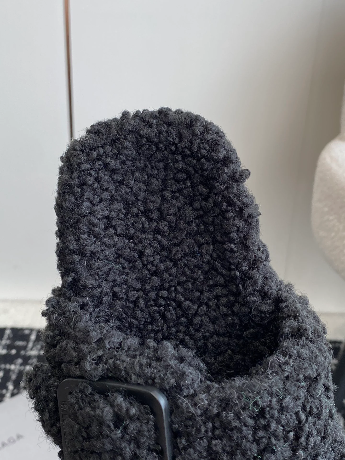 Новинка сезона осень/зима 2023 от Balenciaga - Меховые тапочки - Черные с пряжкой