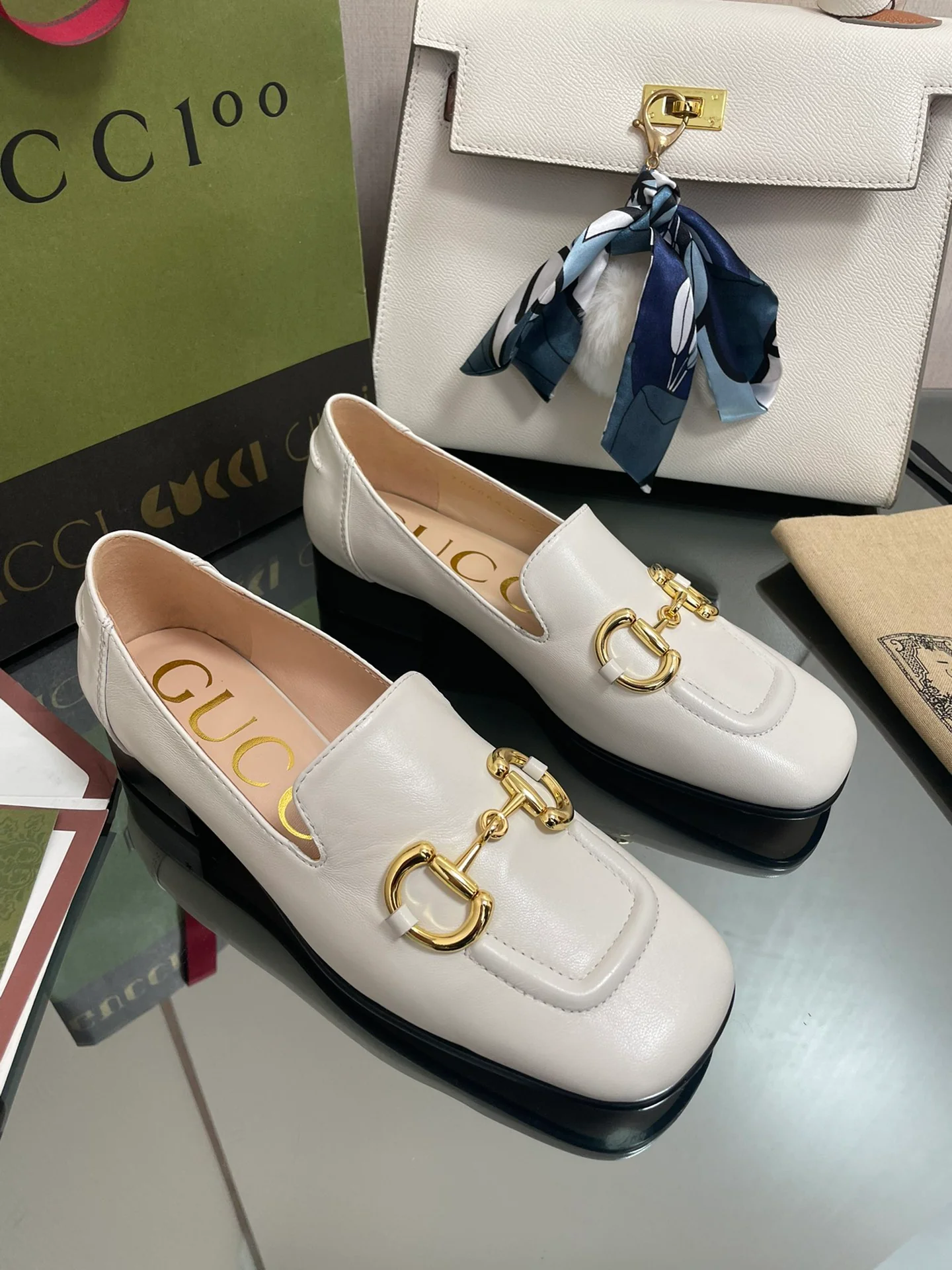 Новинка Gucci 2022 года - Лоферы с пряжкой 