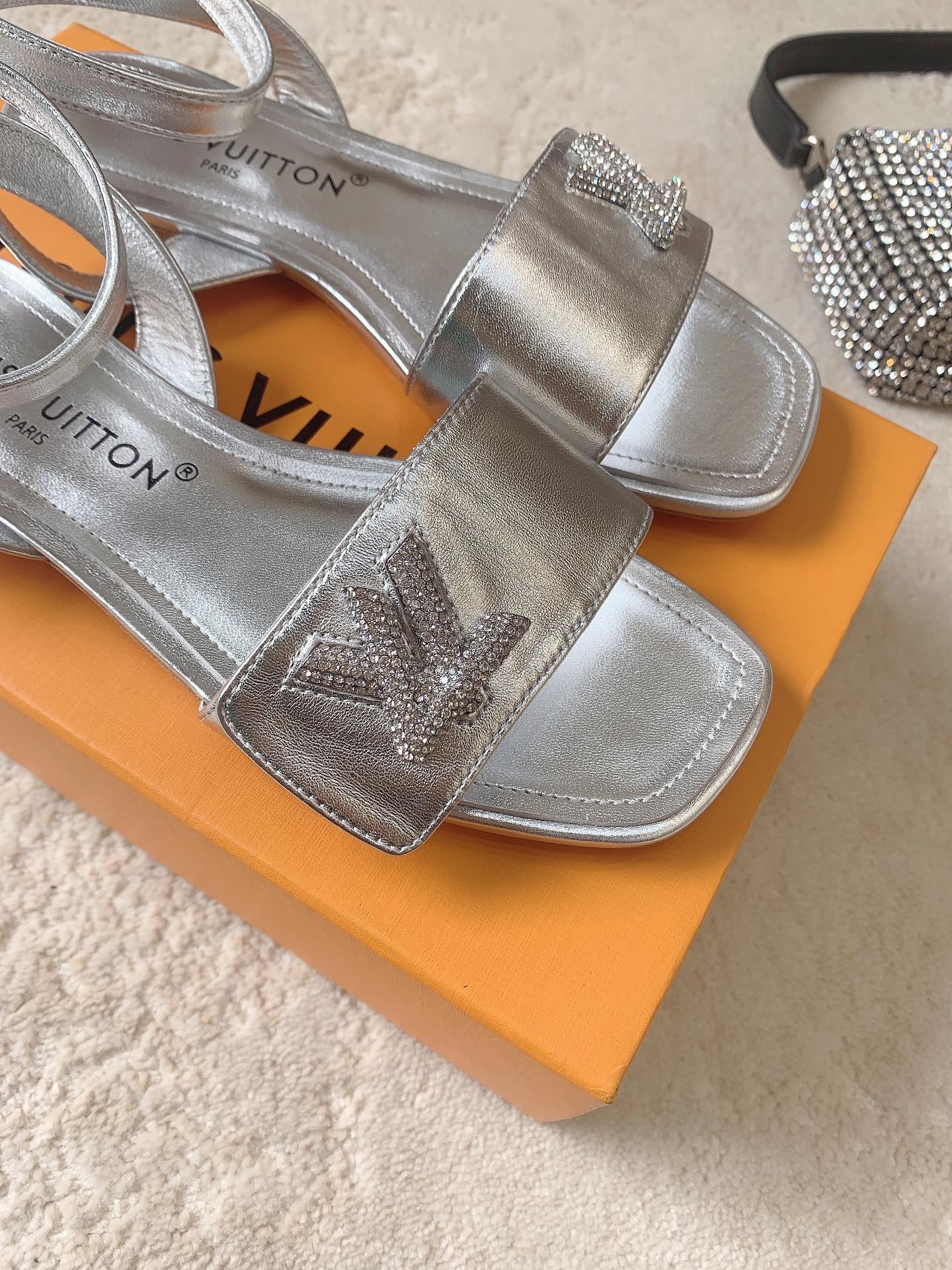 Новинка сезона весна/лето 2023 от LV - Сандалии на плоской подошве - Серебристые
