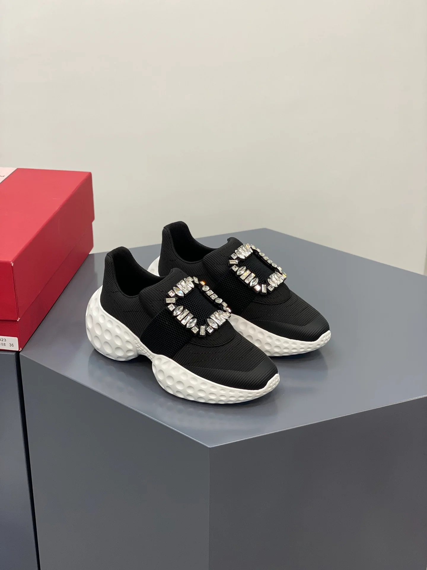 Кроссовки viv-run с пряжками и тканевой отделкой - черные