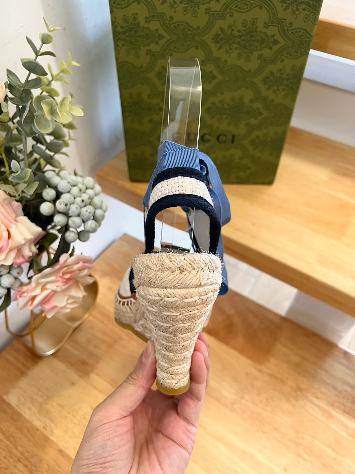 Новые поступления Gucci ранней весной 2023 года: туфли на ремешках из льняной парусины, сандалии на танкетке, джинсовые туфли на шнуровке.