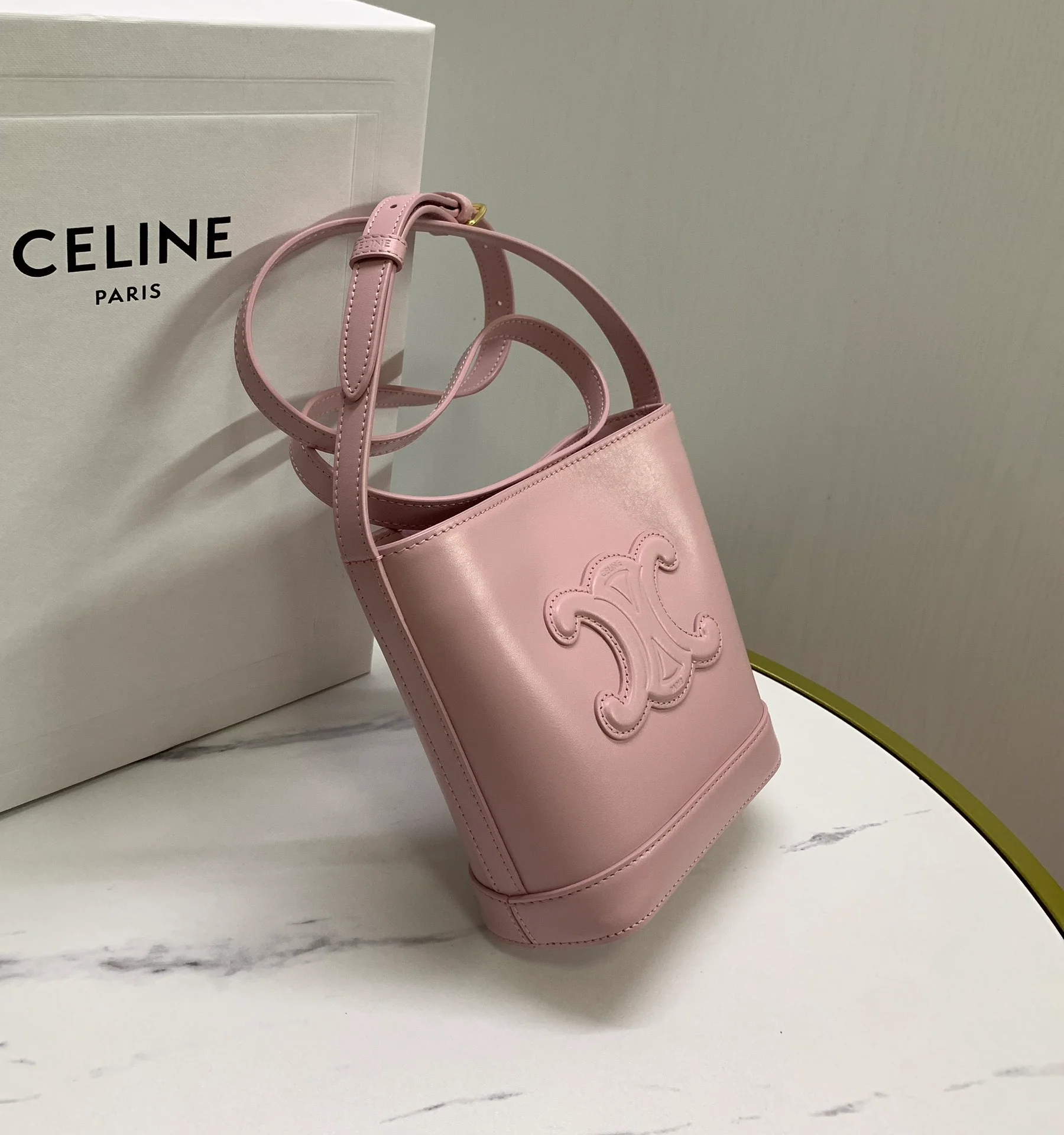 Сумка-ведро Celine с тиснением — мини-версия — розовая
