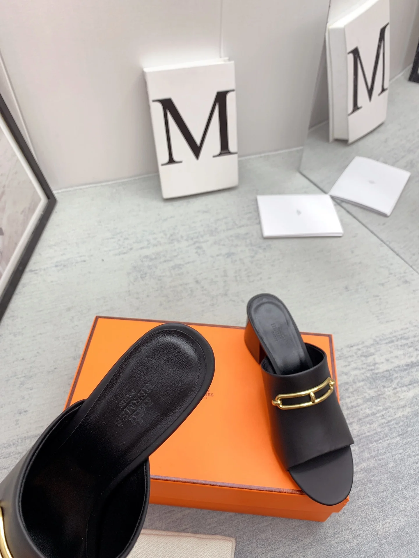 Новинка сезона весна/лето 2022 от Hermes - Высококачественные сандалии на массивном каблуке - 1