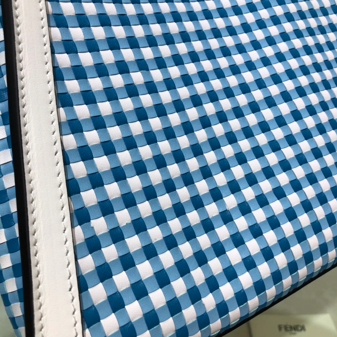 Маленькая кожаная сумка Fendi Peekaboo в синюю клетку