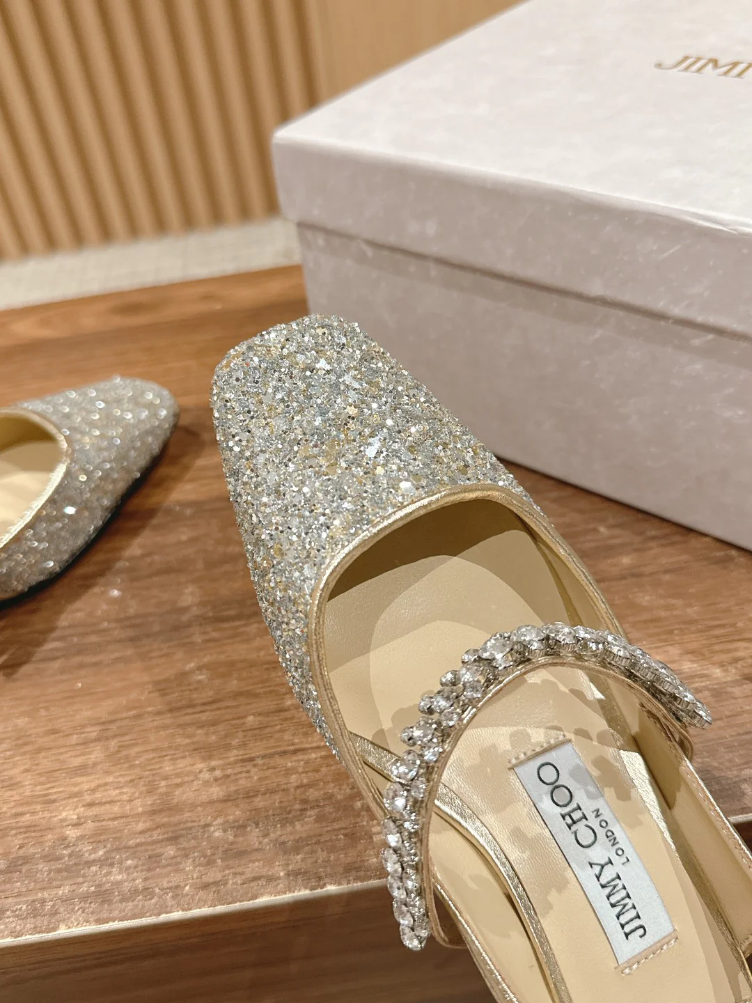 Сандалии Jimmy Mary Jane с цепочкой из кристаллов на пятке - серебристые