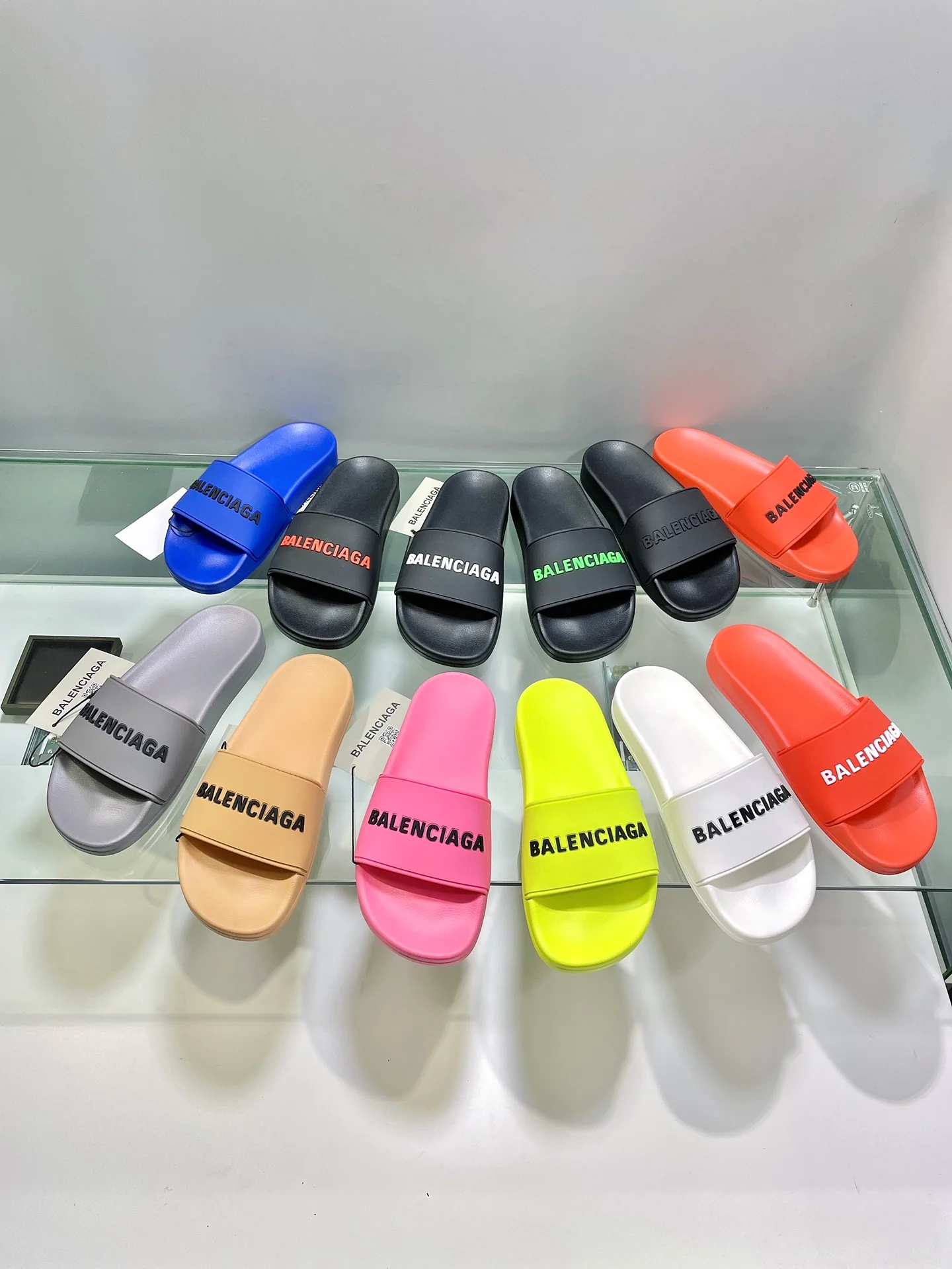 Коллекция тапочек Balenciaga