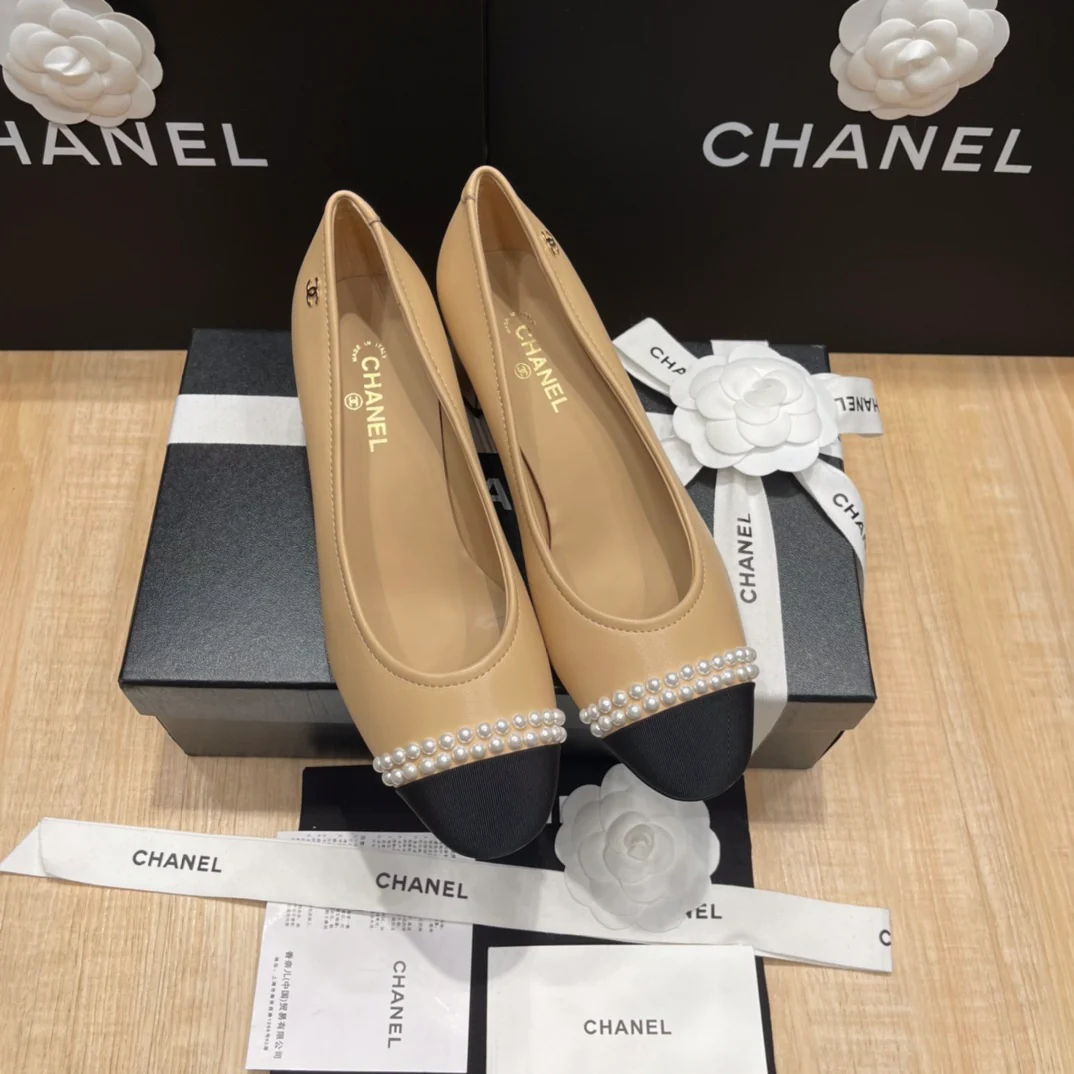 Chanel - Абрикосовые туфли на среднем каблуке