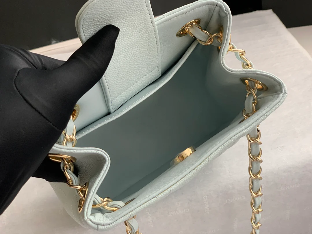 Новая сумка-тоут Chanel весна/лето 2022 — серая.