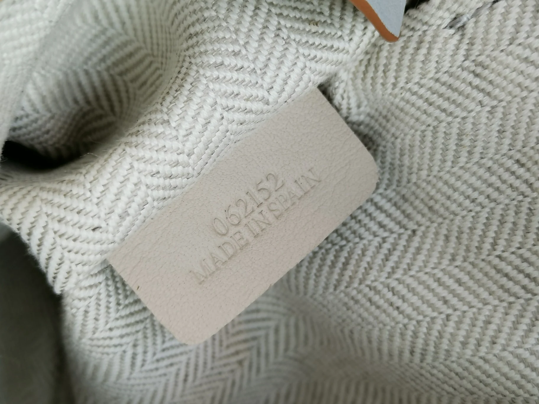 Мини-сумка Loewe Puzzle Bag из телячьей кожи - 23