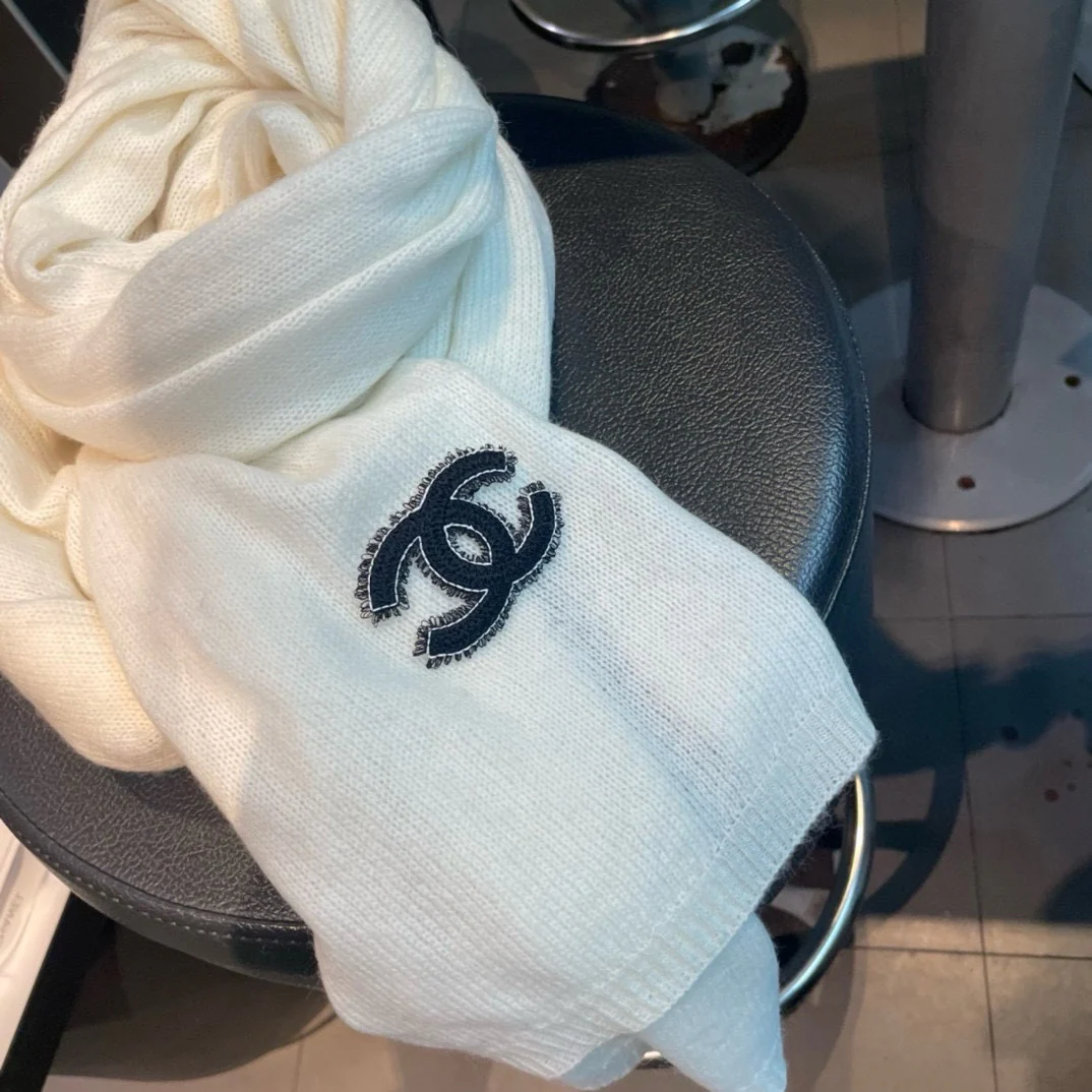 Вязаный шарф Chanel 2024 года