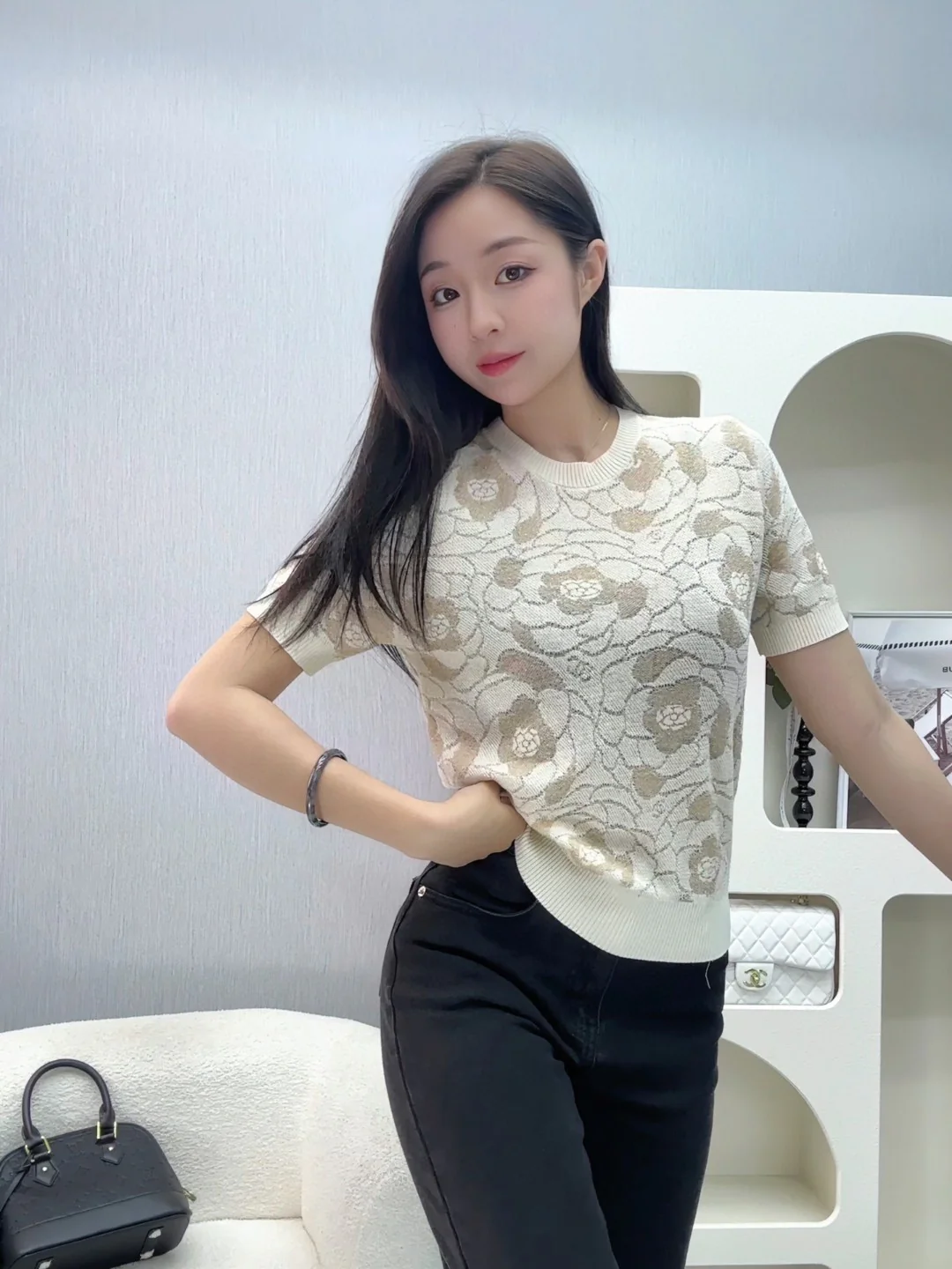 Платье Chanel 2403 Camellia Knit с коротким рукавом, белое