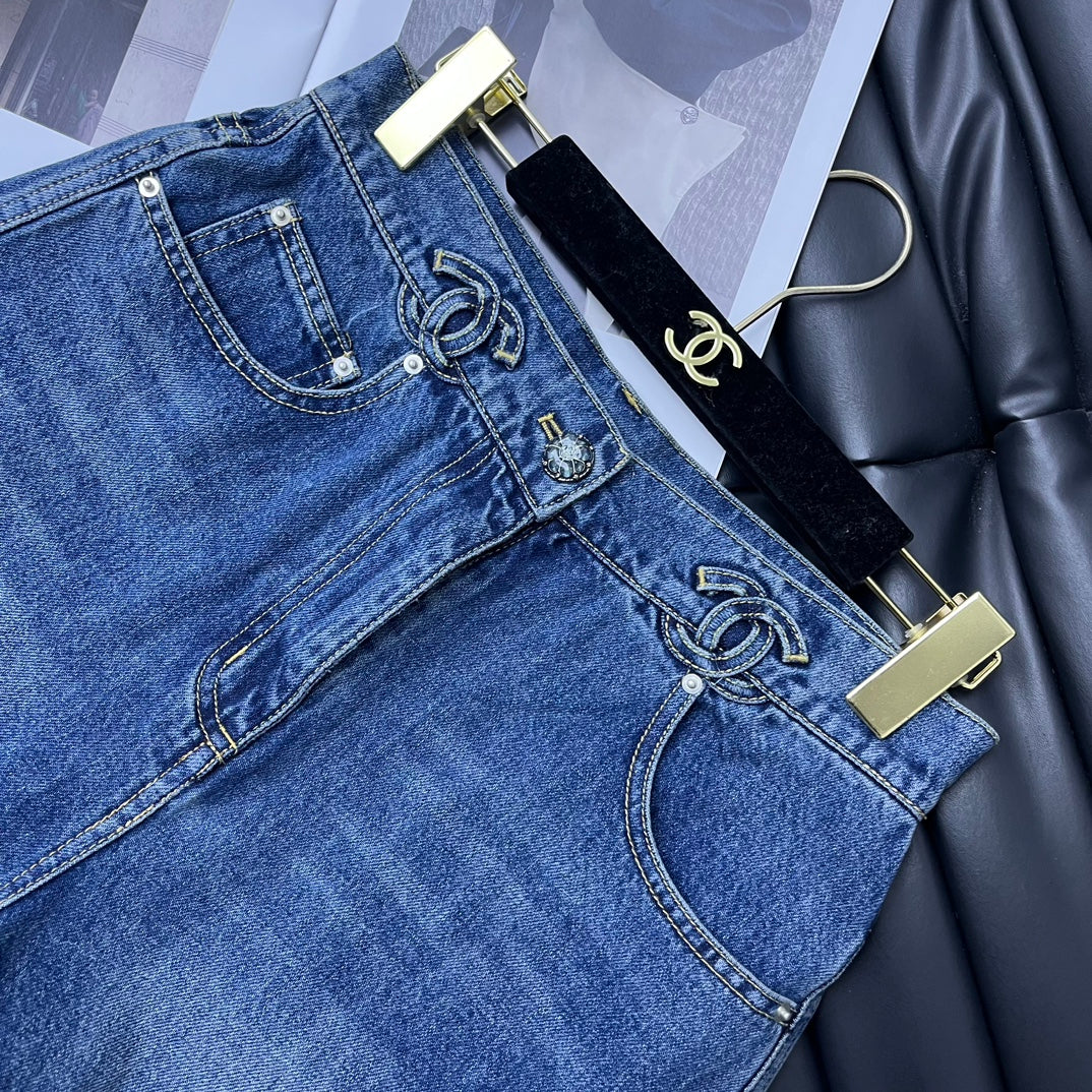 Chanel - Новинка 24 апреля 2024 года - Комплект из джинсовой ткани и жилета с двойной буквой С и брошью.