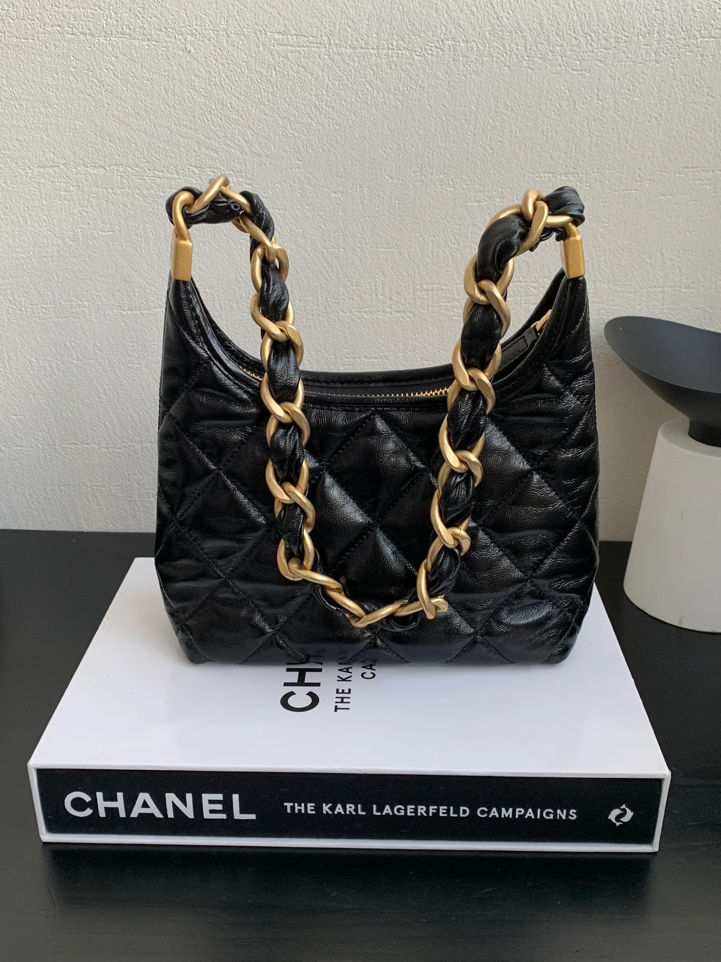 Сумка-хобо Chanel с массивной цепочкой на плечо - черная