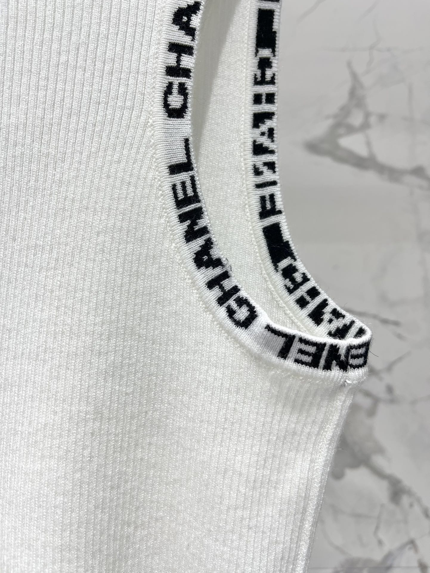 Chanel 2403-24 Летняя новая модель, металлическая пряжка, вышивка букв, шикарная повседневная вязаная майка - белая