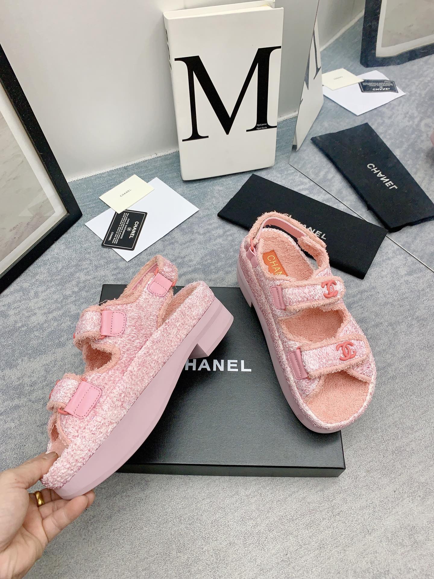 Новинка сезона осень/зима 2023 от Chanel - Сандалии на платформе из махровой ткани - Розовые