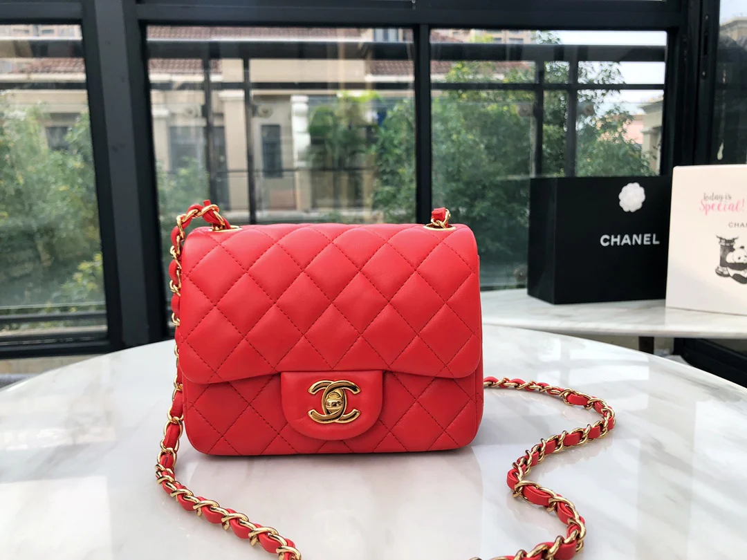 Сумка Chanel CF из коллекции весна/лето 2019 — квадратная сумка Fat Bag — из овечьей кожи — красная с золотой фурнитурой — 17 см