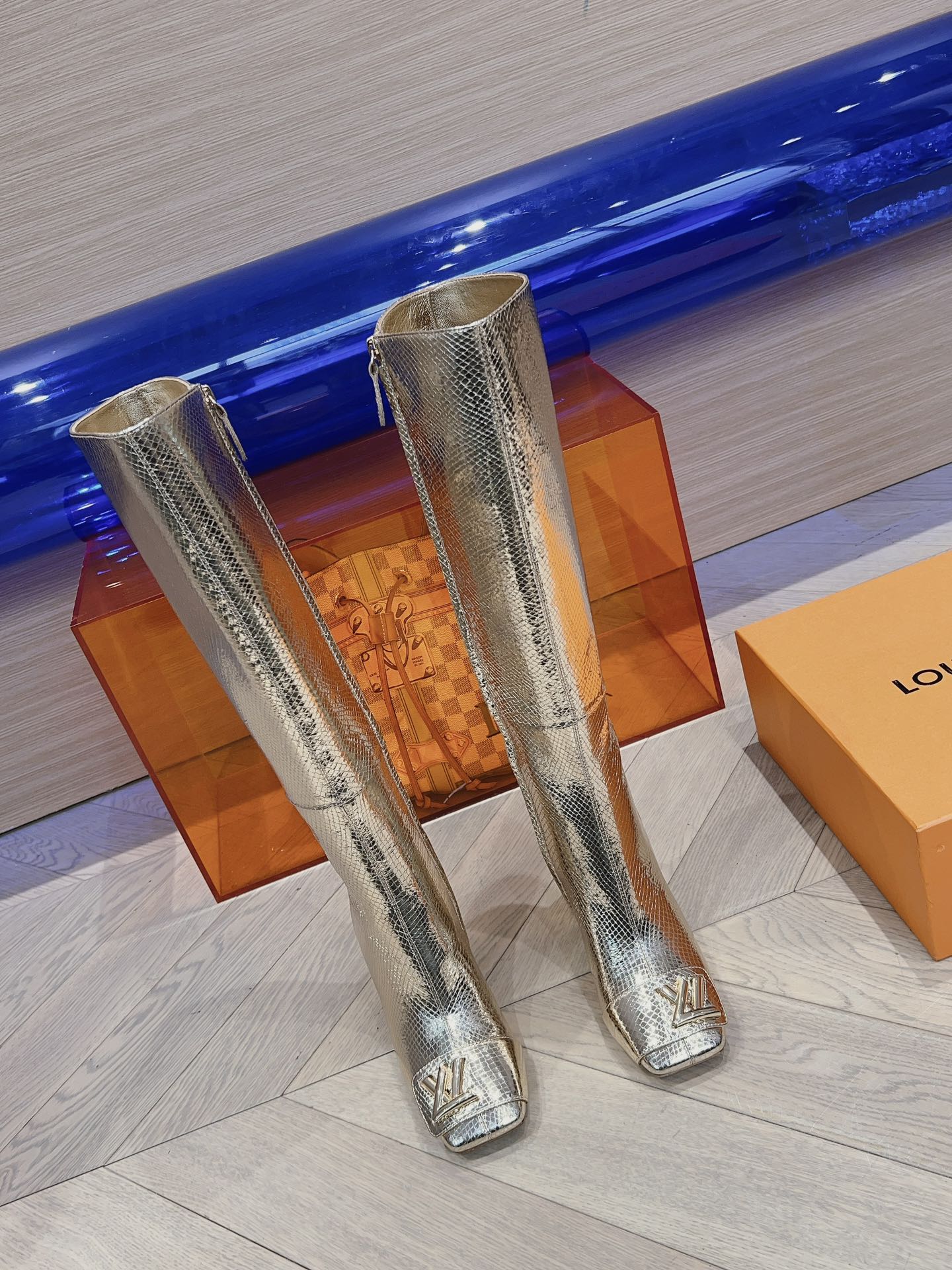 Последние новинки от LV из бутиков сезона осень/зима 2023 — Ботинки с подиума — Массивные ботинки на высоком каблуке — Золотистые