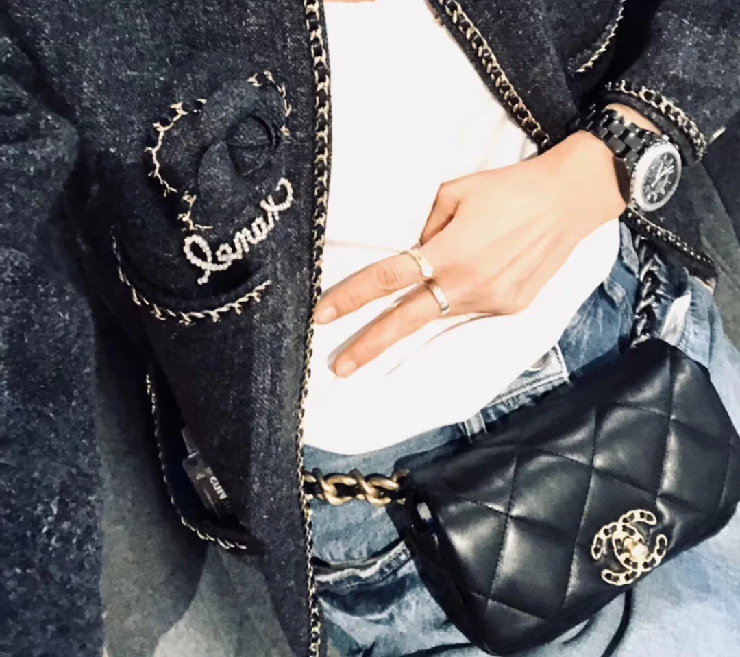 Поясная сумка Chanel 19 - мини-сумка с клапаном, черная