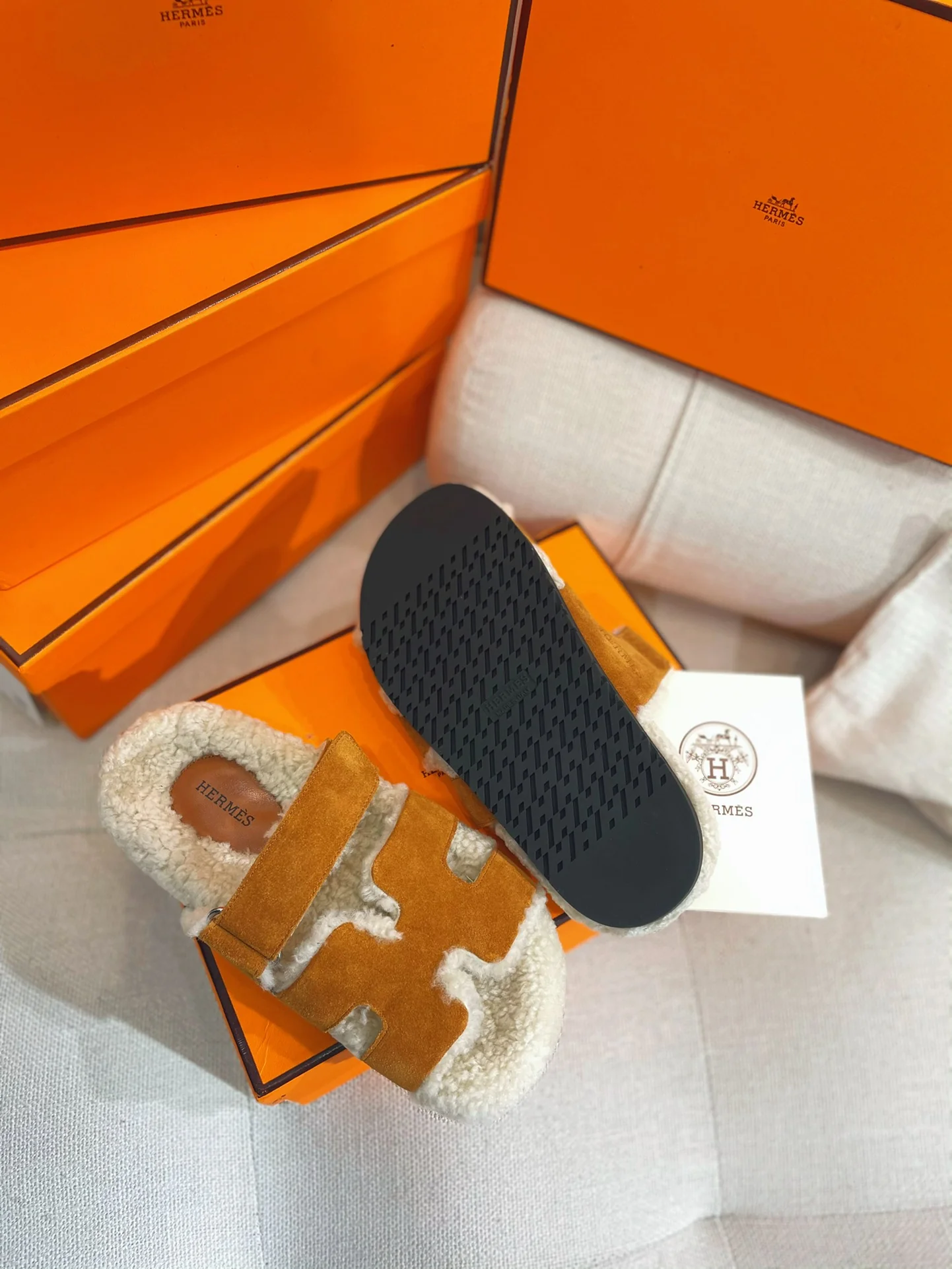 Новинка сезона осень/зима 2022 от Hermes - Домашние тапочки из овечьей шерсти и кожи в стиле пэчворк - Коричневые - 1 шт.