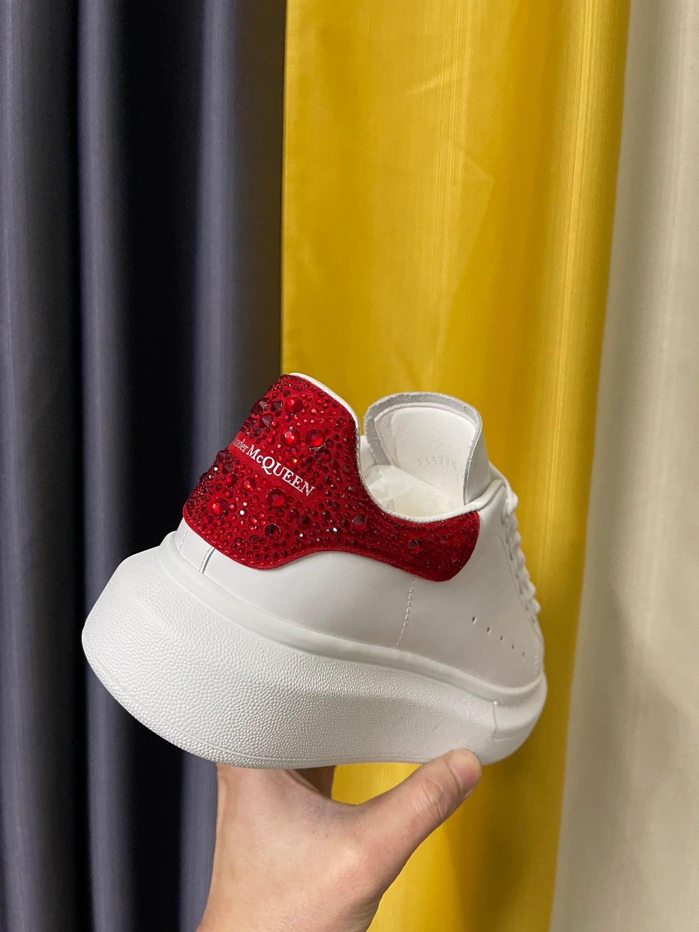 Классические белые кроссовки McQueen - красные