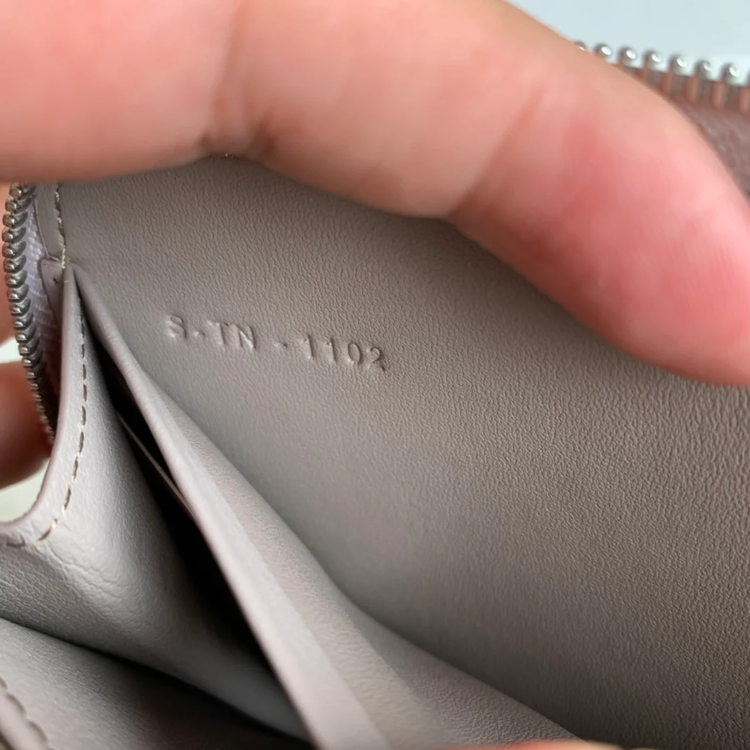 Кошелек Celine с длинной молнией — темно-серый с узором ?водная рябь?.