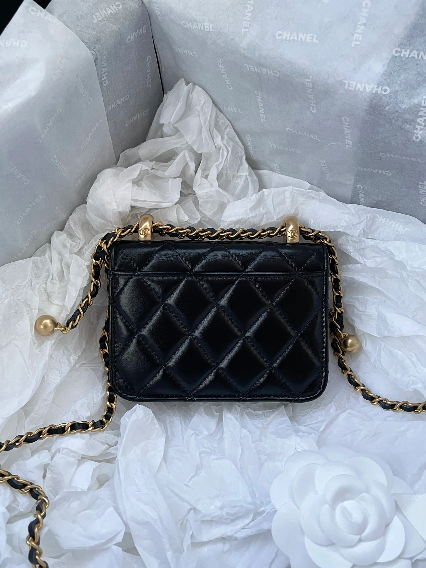 Кардхолдер Chanel с двойной золотой цепочкой и шариками — черный кожаный