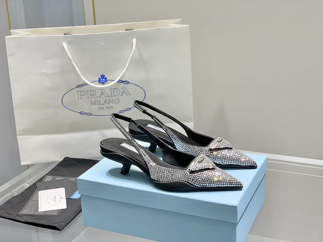 Prada - Туфли на низком каблуке, украшенные бриллиантами