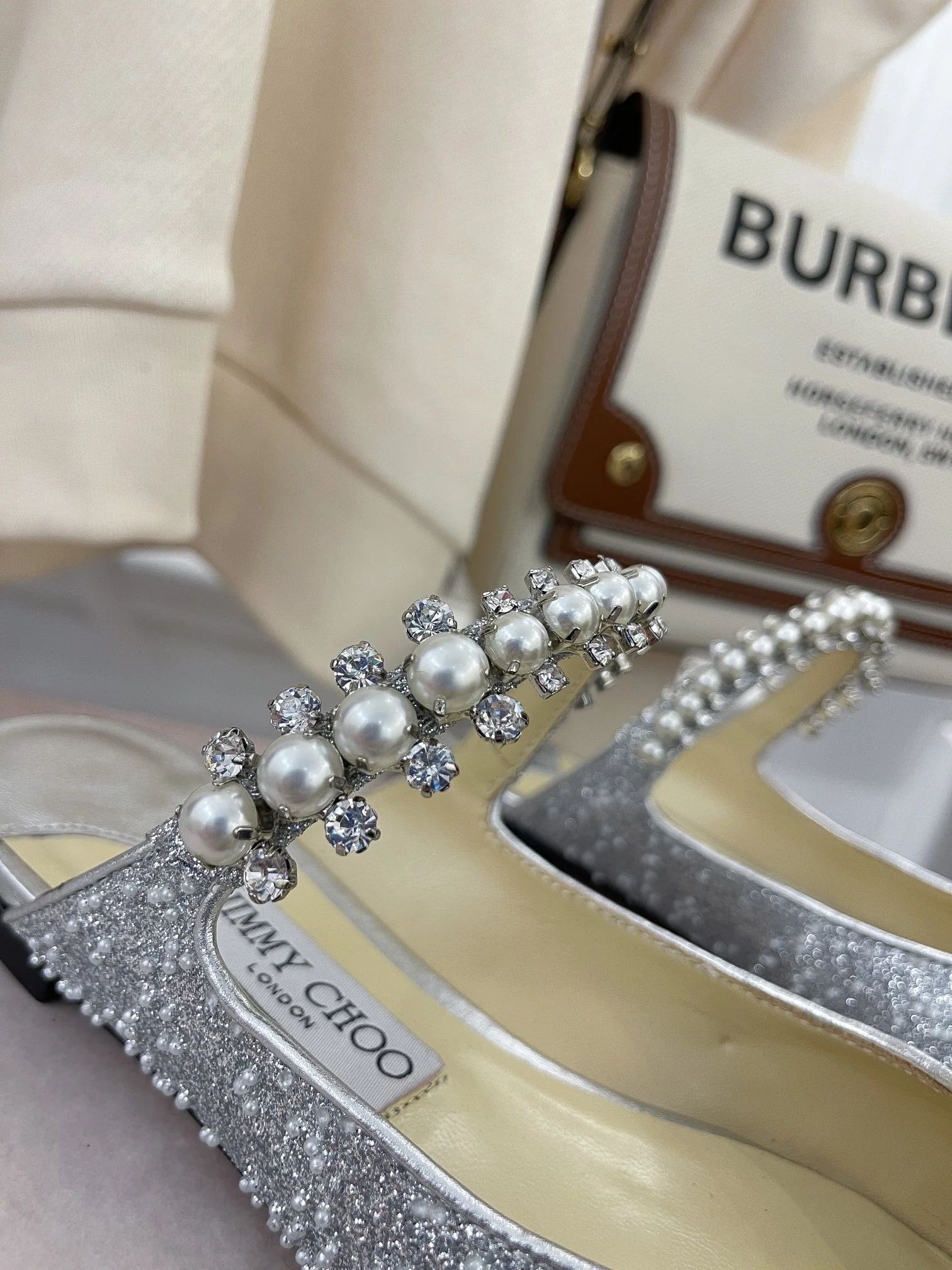 Сандалии на низком каблуке с цепочкой и жемчужной отделкой от Jimmy Pearl - 1