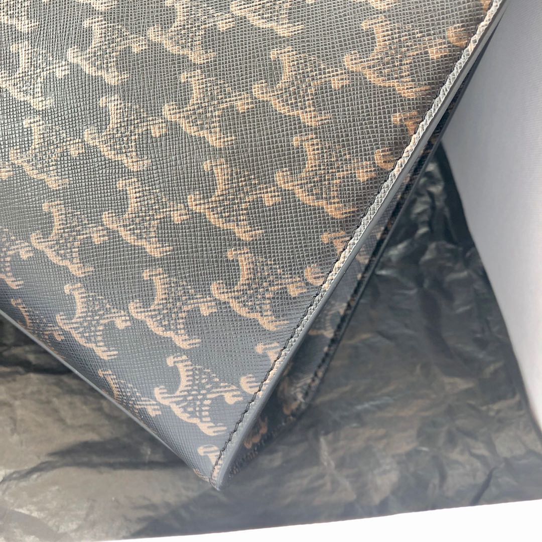 Вертикальная сумка Celine Cabas Triomphe из канваса и телячьей кожи.