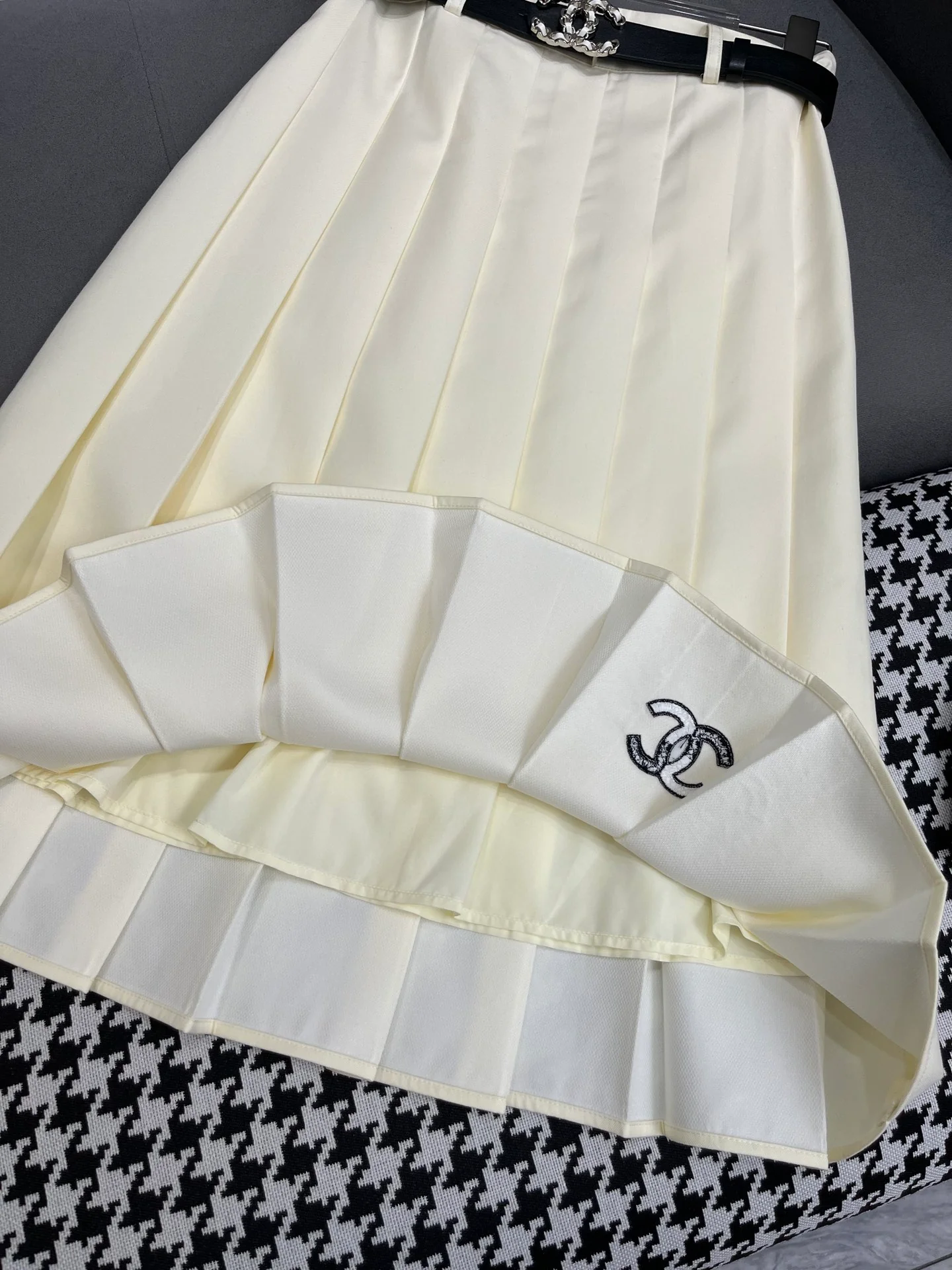 Комплект Chanel 2403-24ss весна/лето: пиджак и плиссированная юбка - белый