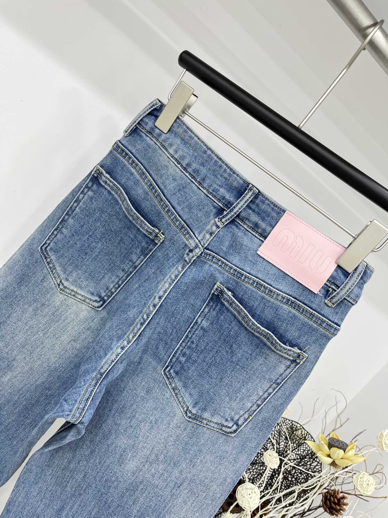 Джинсы Miu Miu-2404 ручной работы с обильным тиснением стразами.