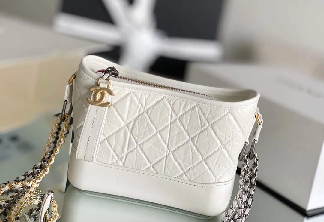 Сумка-хобо Chanel - белая, стеганая - маленькая