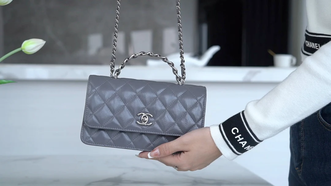 Chanel - Новая гармошка с ручкой, украшенной стразами - Серая