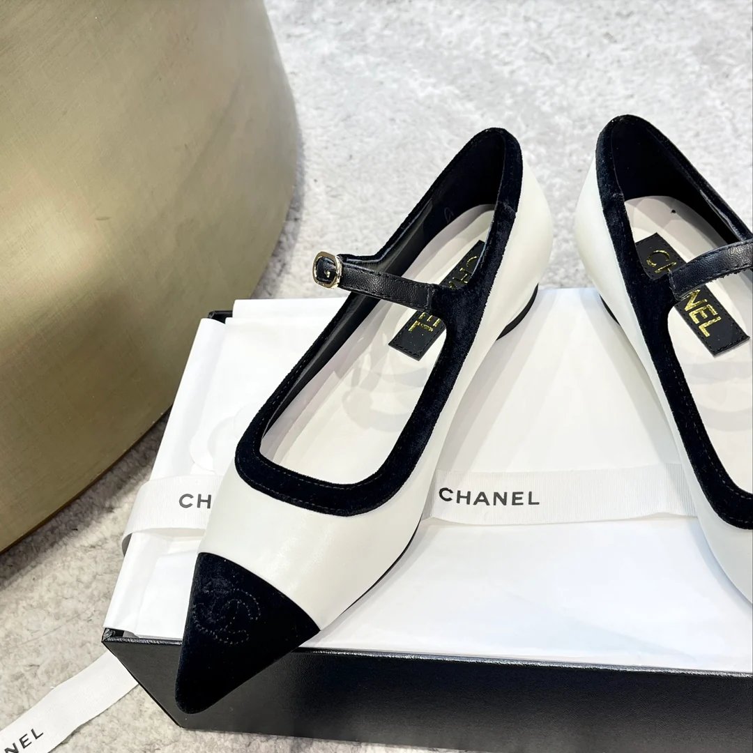 Новинка весны 2023 года от Chanel — туфли-мэри-джейн с острым носком.