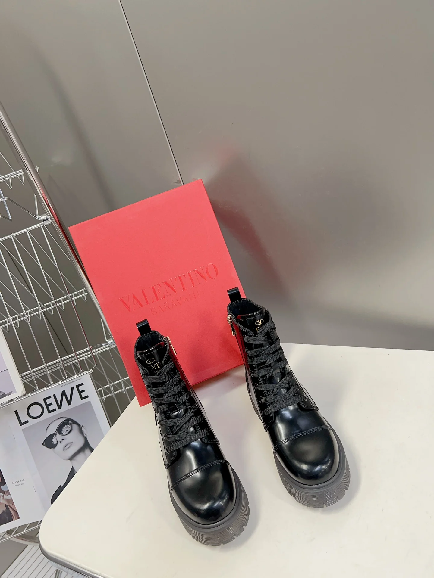 Коллекция Valentino осень/зима 2023, представленная на подиуме - Ботильоны на шнуровке - Черные