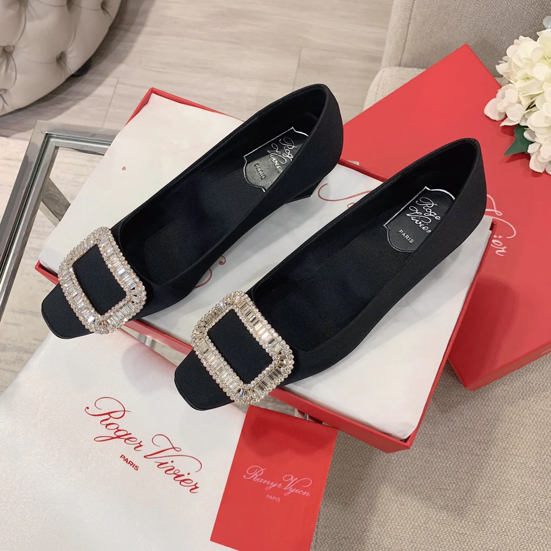 Туфли на каблуке RV-4-5 см, шелковые, со стразами, пряжка, черные.