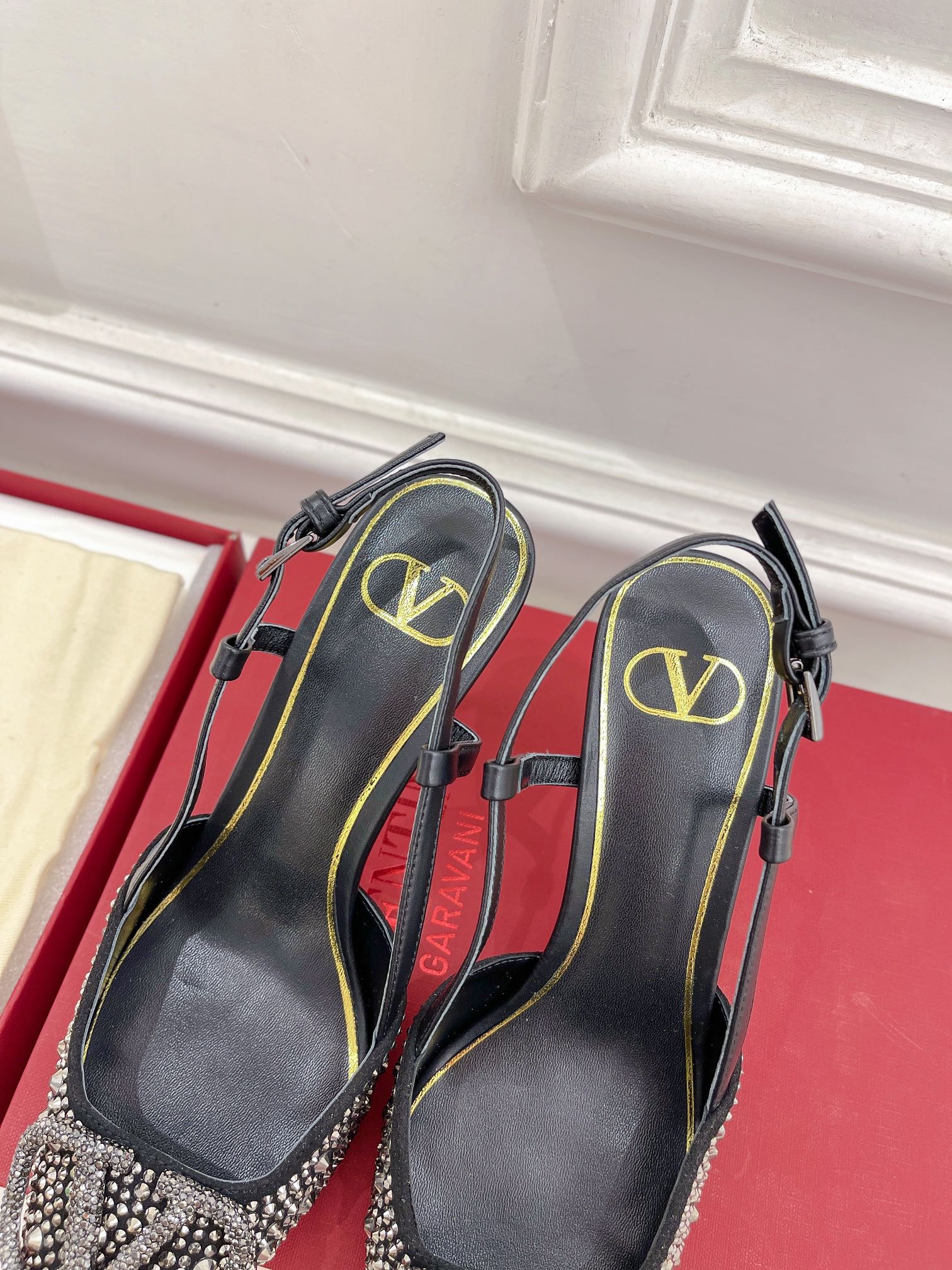 Новинка лета 2023 от Valentino - Серия Roman Stud - Сандалии со стразами - 4-5 см - Черные