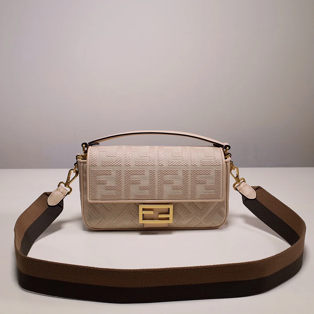 Сумка Fendi Baquette, средний размер, розовый холст.