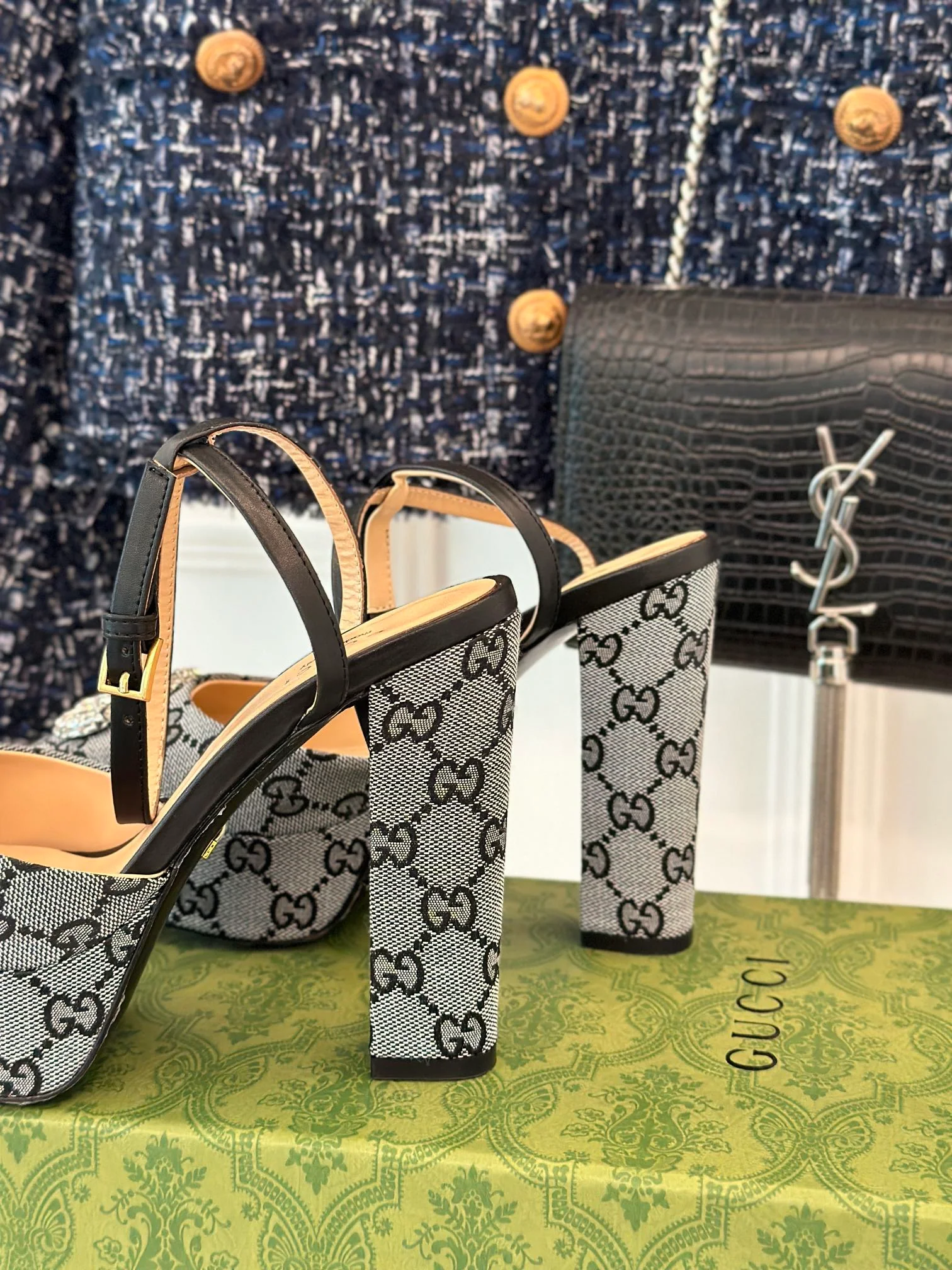 Босоножки на высоком каблуке Gucci 2024 — серые