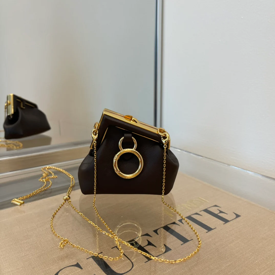 Первый шарм от Fendi - темно-коричневая кожа наппа.