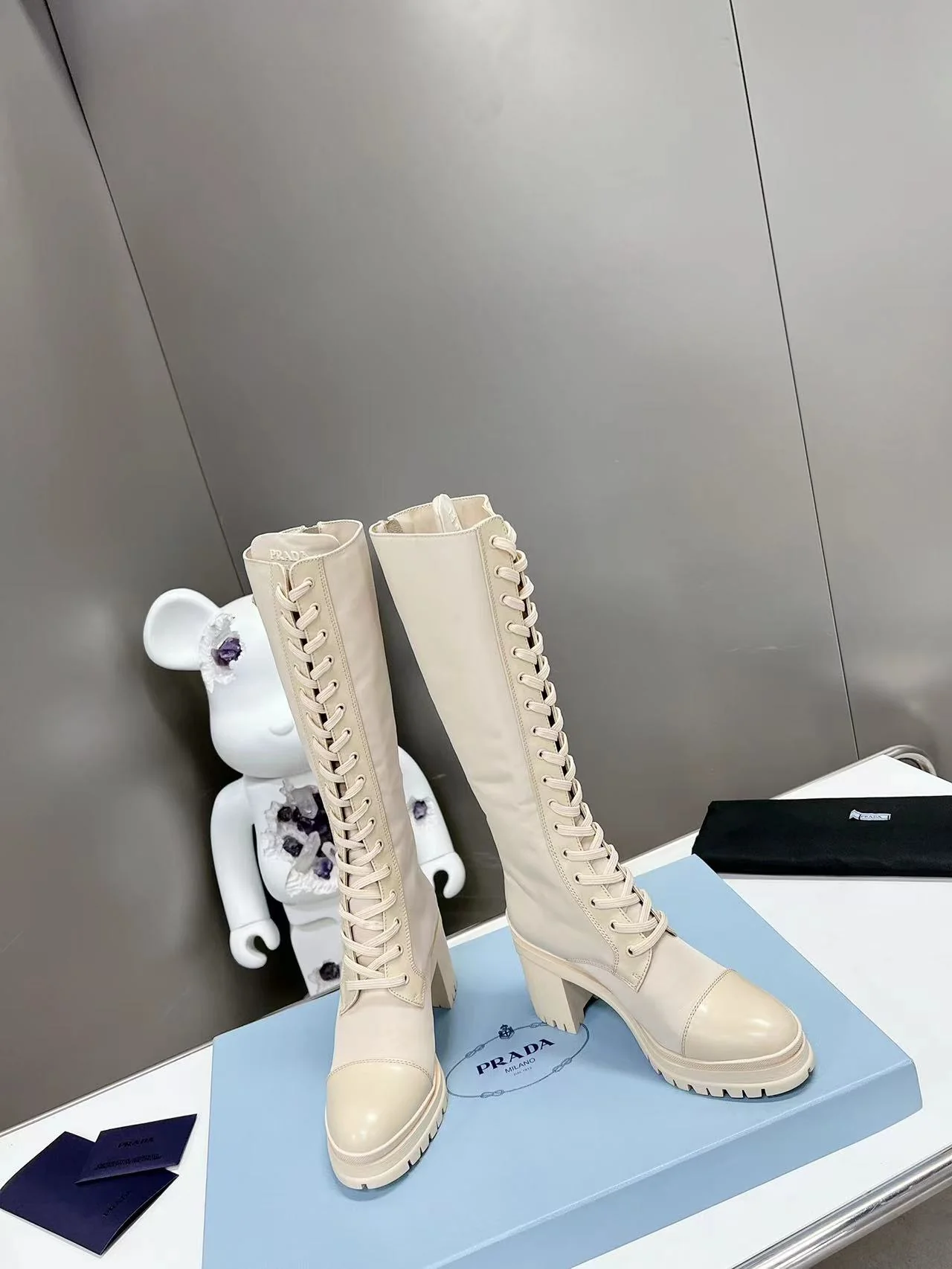 Chanel - Новинка весны 2022 года - Ботинки на шнуровке на массивном каблуке - Белые