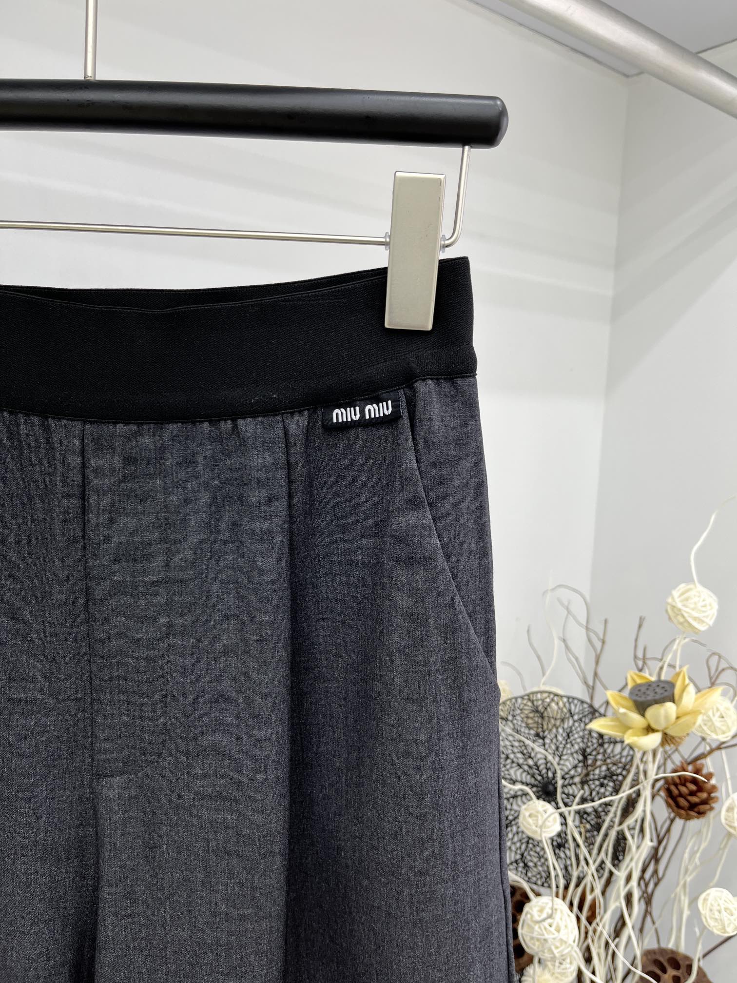 Miu Miu - 2404 - Узкие повседневные брюки - Серые