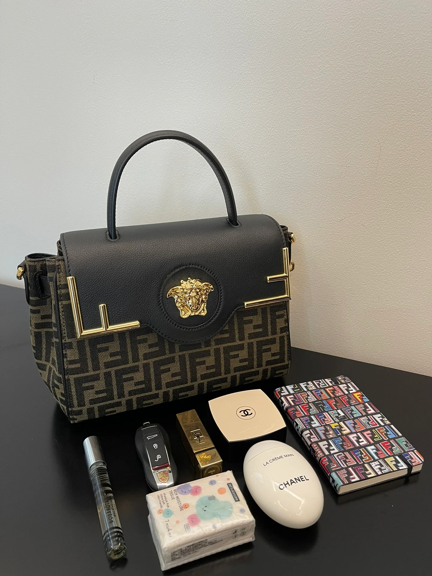 Сумка Fendi Endace - результат сотрудничества - монограммная канва.