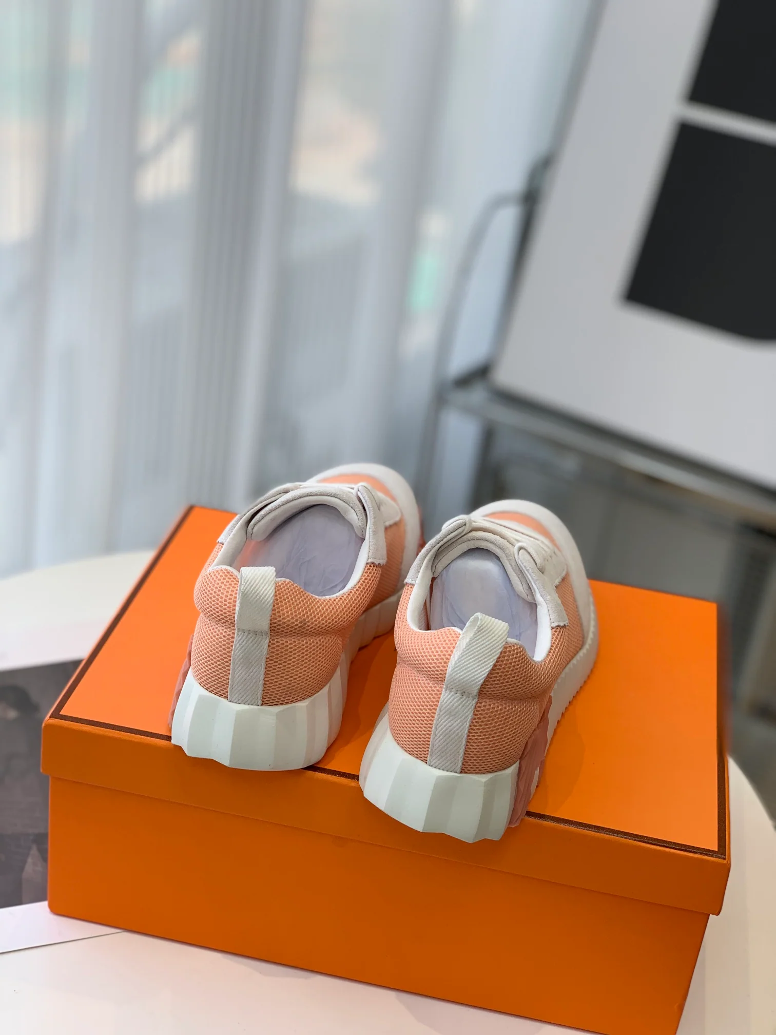 Новейшая модель Hermes 2023 года - кожаные кроссовки H - белые и розовые