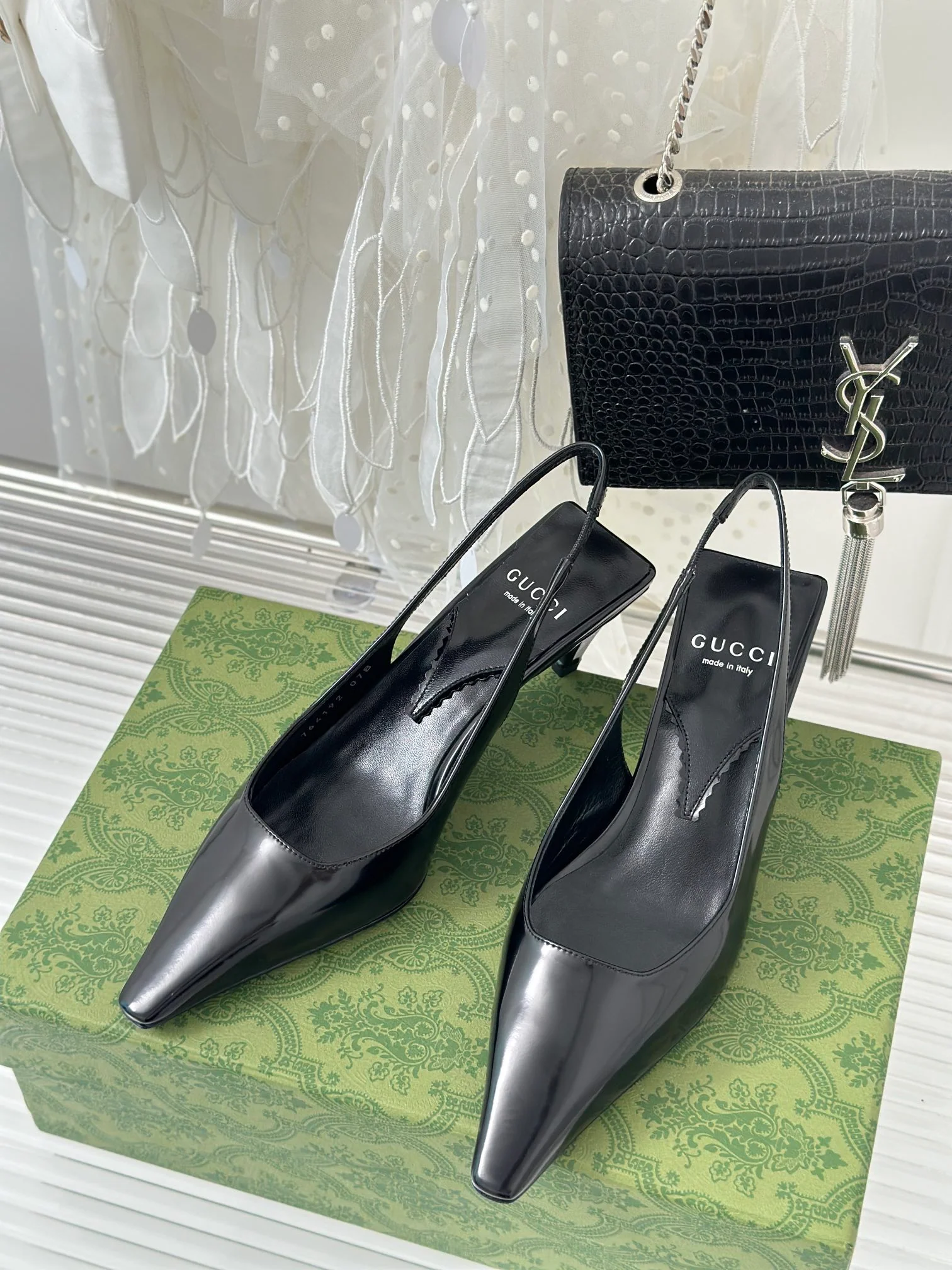 Новинка сезона весна/лето 2023 — Босоножки на невысоком каблуке с острым носком — Черные