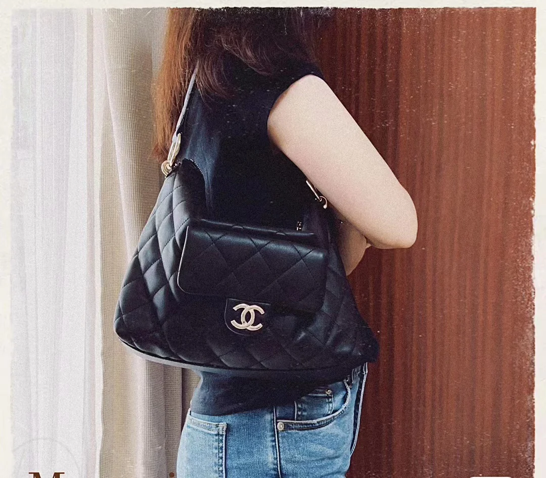 Коллекция Chanel осень/зима 2023 - Сумка-хобо в стиле хиппи - Овечья кожа - Черная