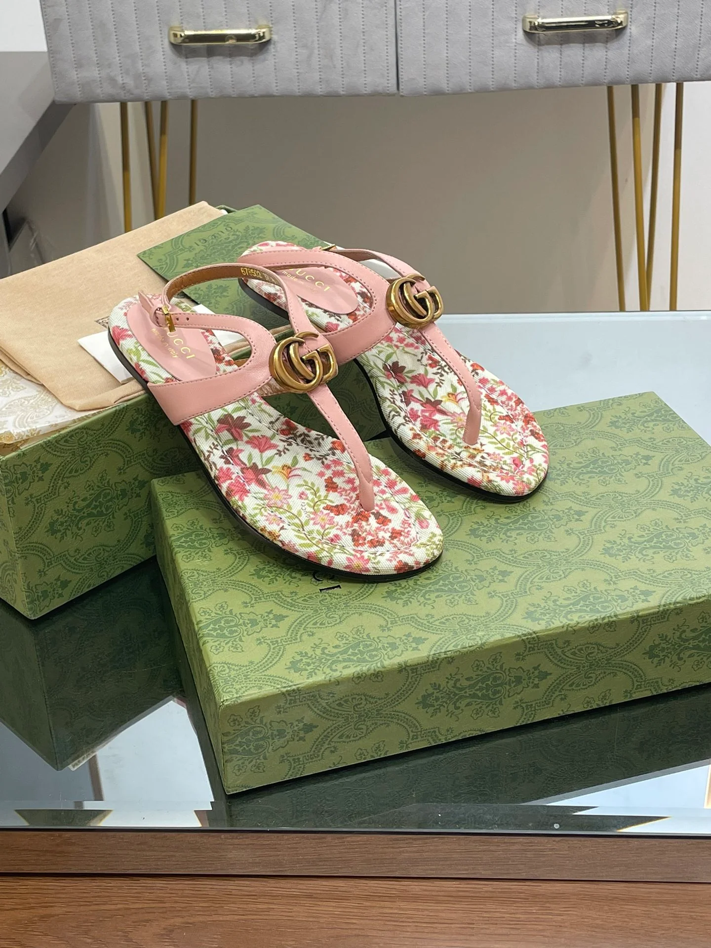 Новинка лета 2023 от Gucci - сандалии-шлепанцы с двойной пряжкой и логотипом Gucci - розовые.