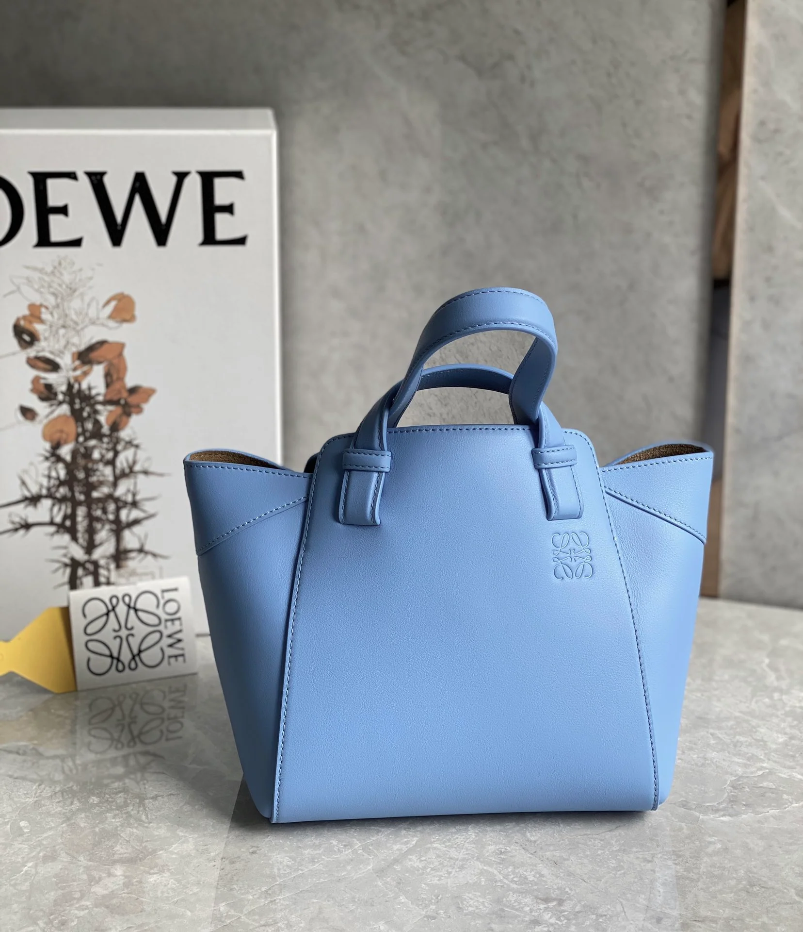 Сумка-гамак Loewe Hammock Nugget Bag - светло-голубая.